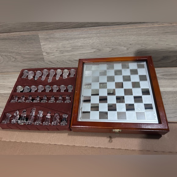 Glass chess set with wooden case and mirror playing board. Checkers included - Picture 3 of 7